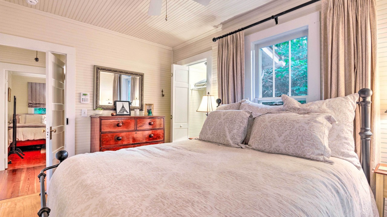 Photo of Bedroom in Mirror Lake