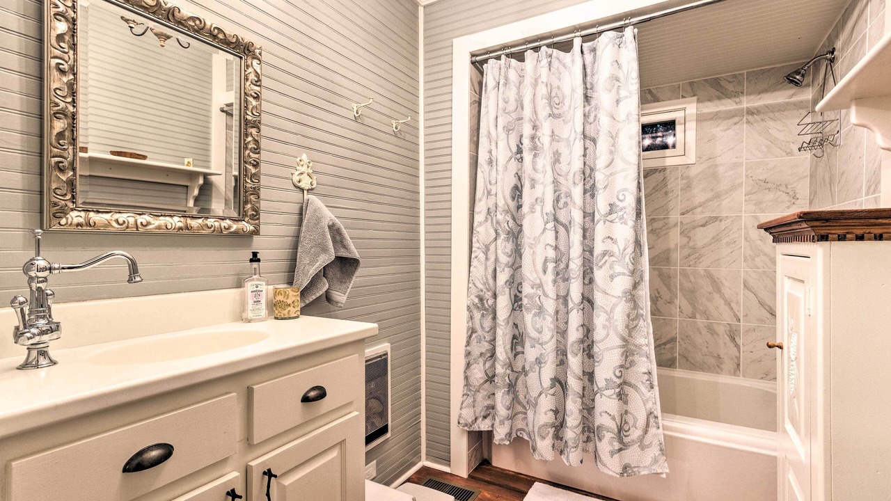 Photo of Bathroom in Mirror Lake