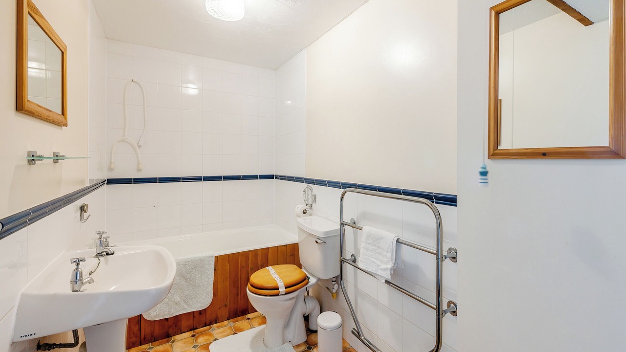 Photo of Bathroom in Staithes