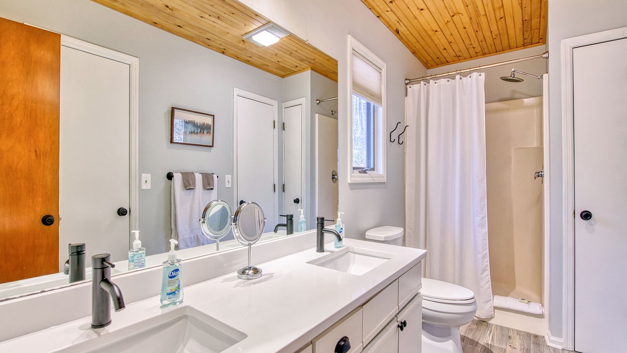 Photo of Bathroom in Maggie Valley