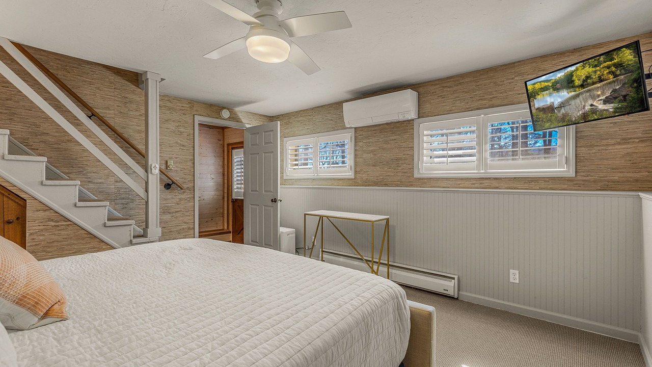 Photo of Bedroom in Mirror Lake