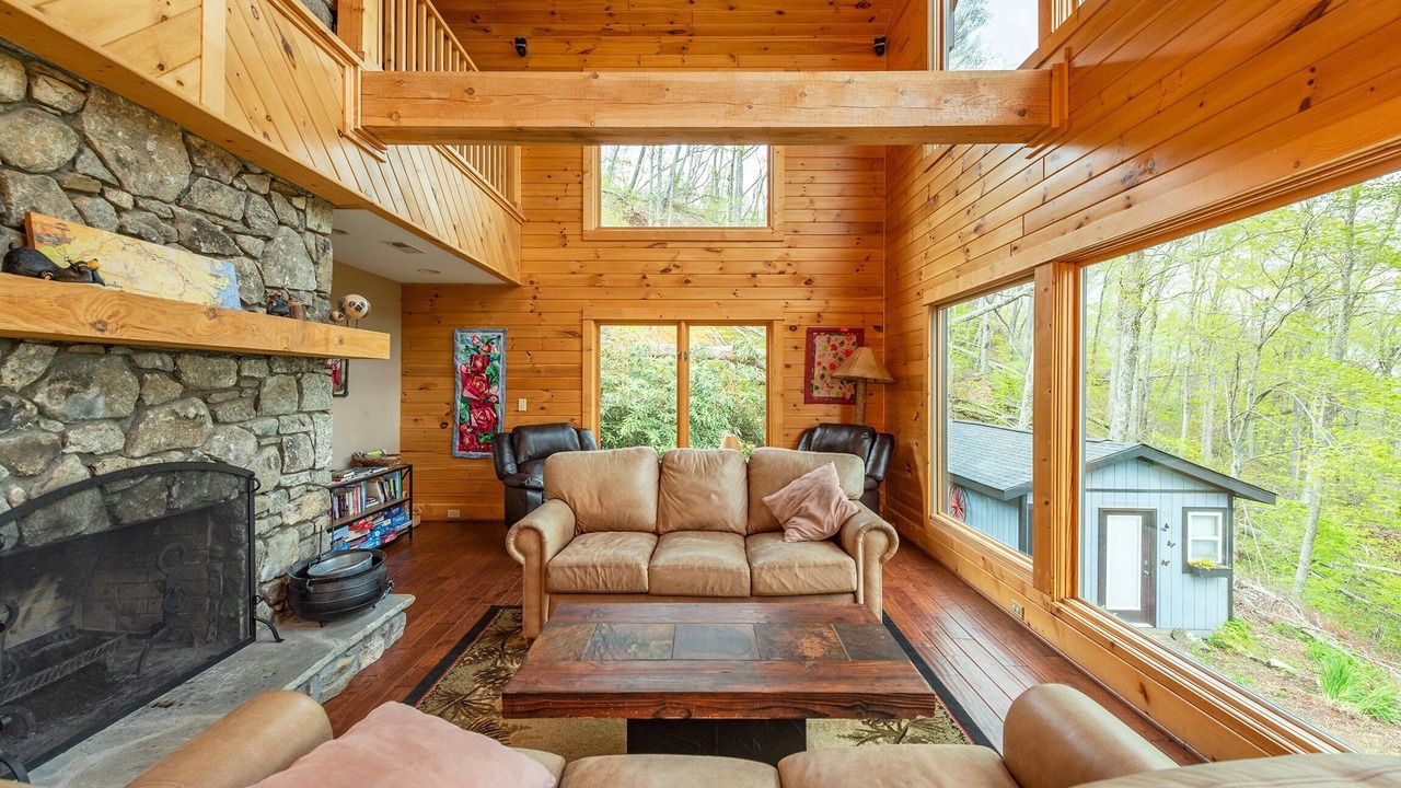 Photo of Livingroom in Weaverville