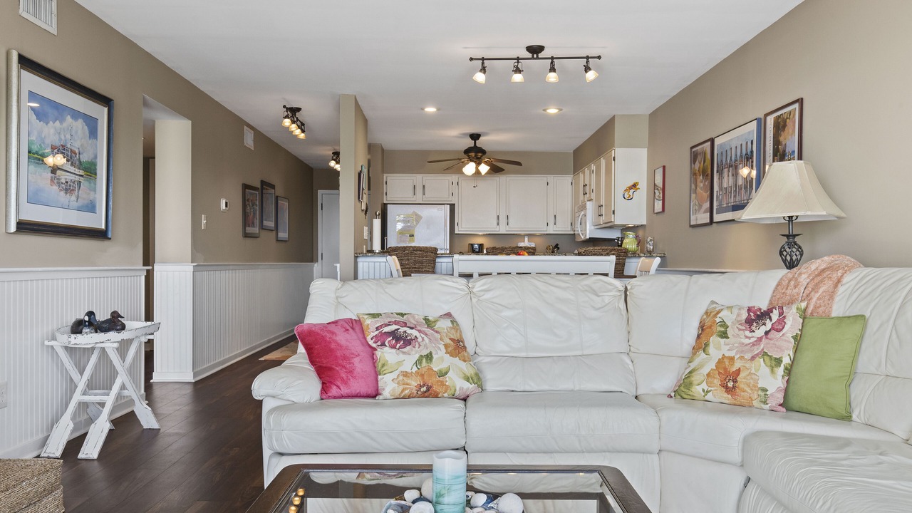 Photo of Livingroom in Pine Knoll Shores