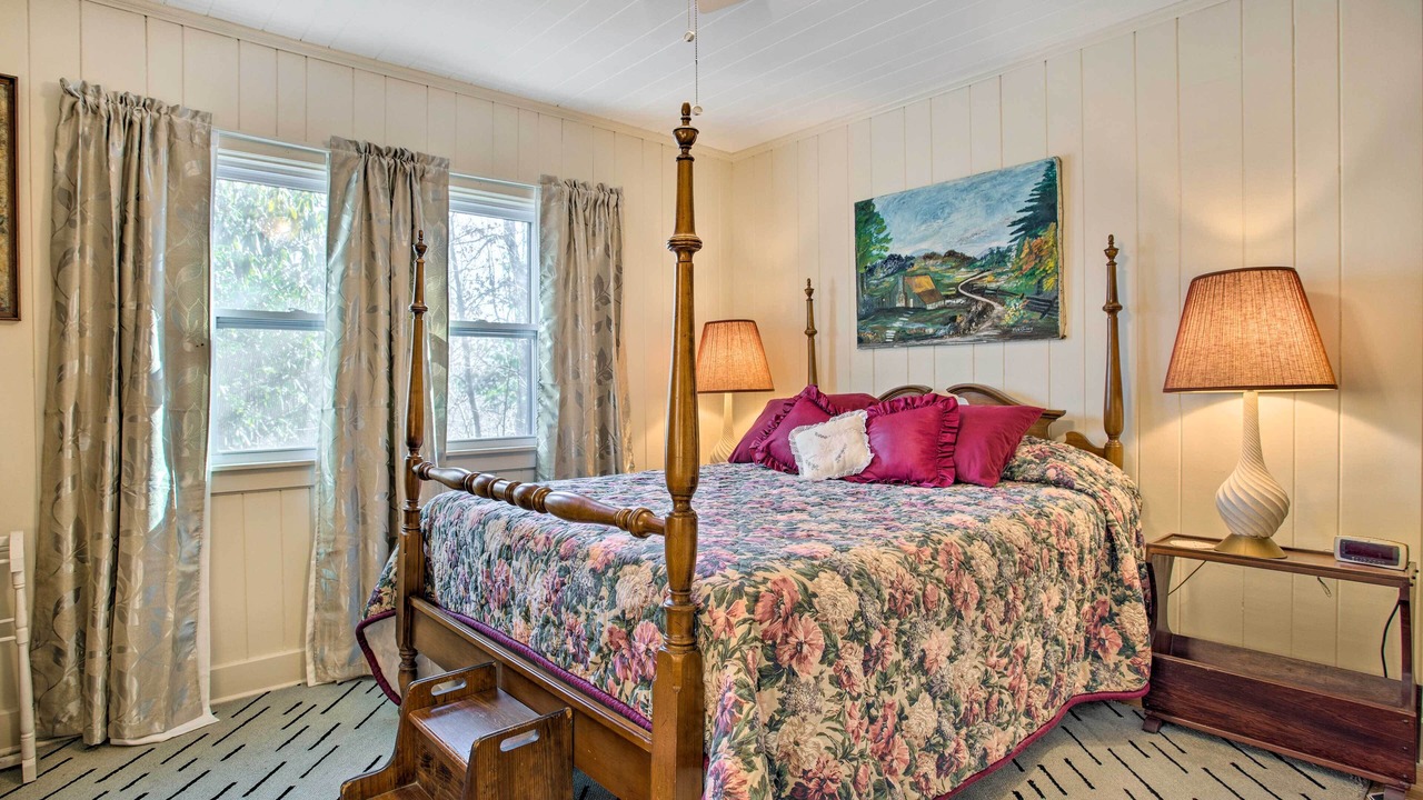 Photo of Bedroom in Hendersonville