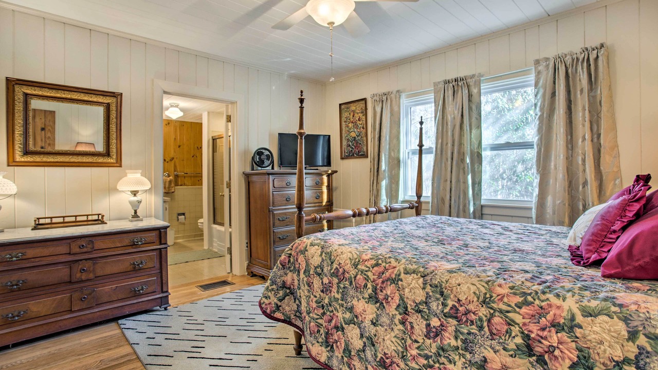 Photo of Bedroom in Hendersonville