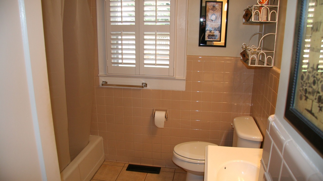 Photo of Bathroom in Hyman Heights Historic District