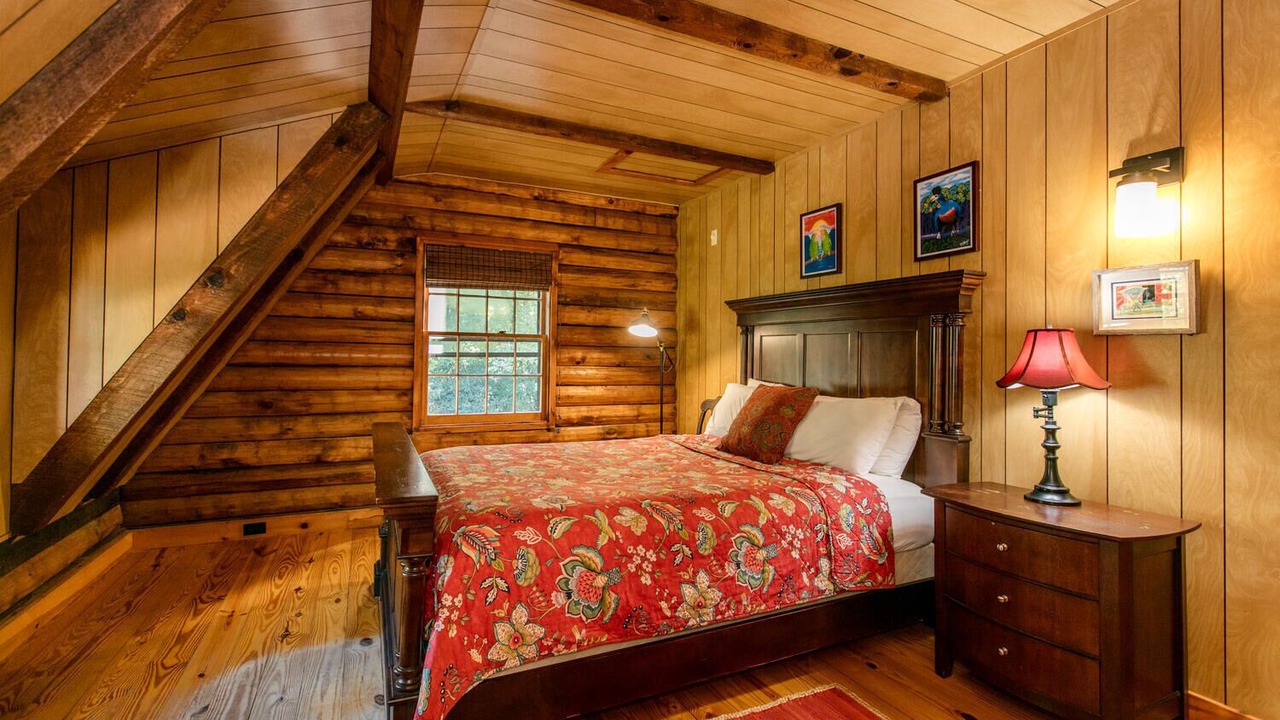 Photo of Bedroom in Hendersonville