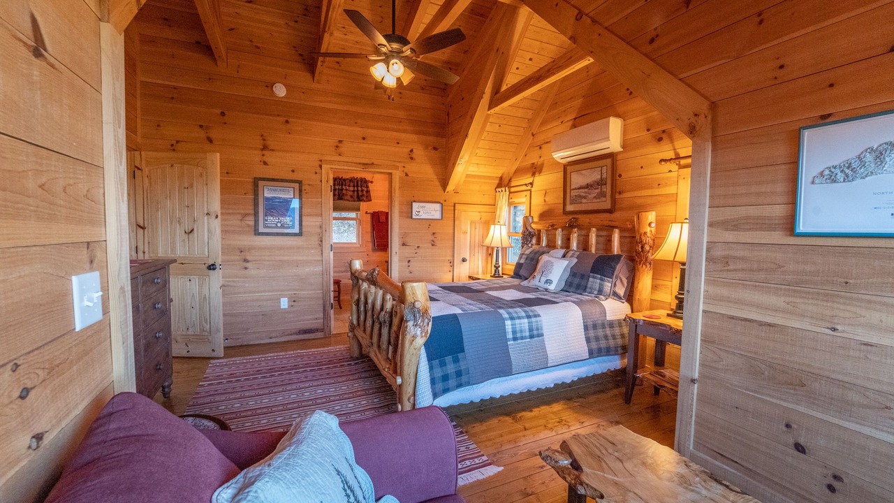 Photo of Bedroom in Hendersonville