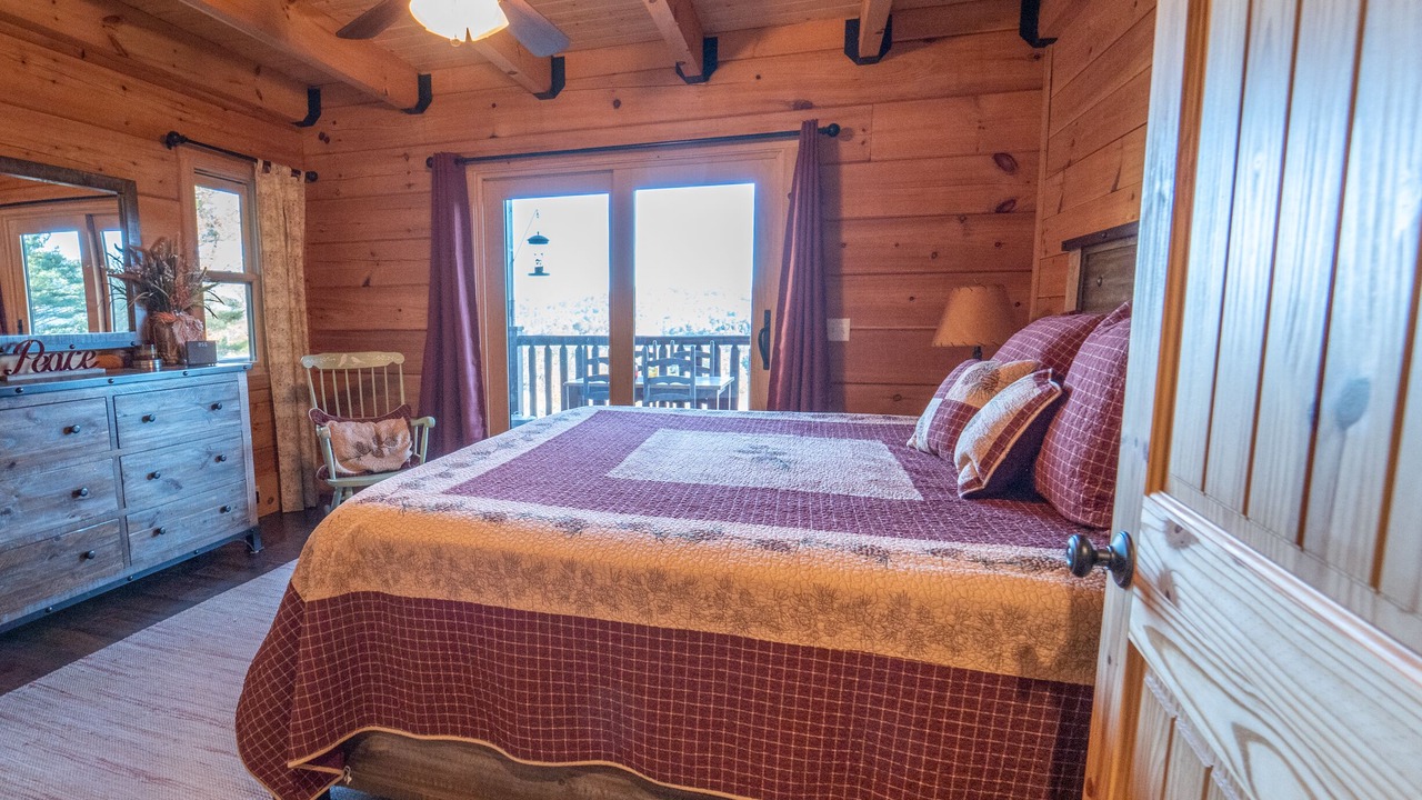 Photo of Bedroom in Hendersonville