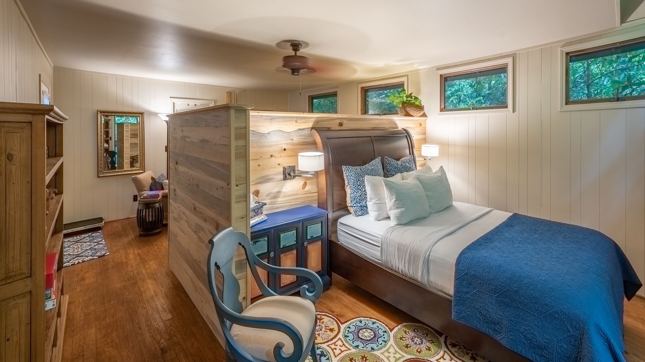 Photo of Bedroom in Hendersonville