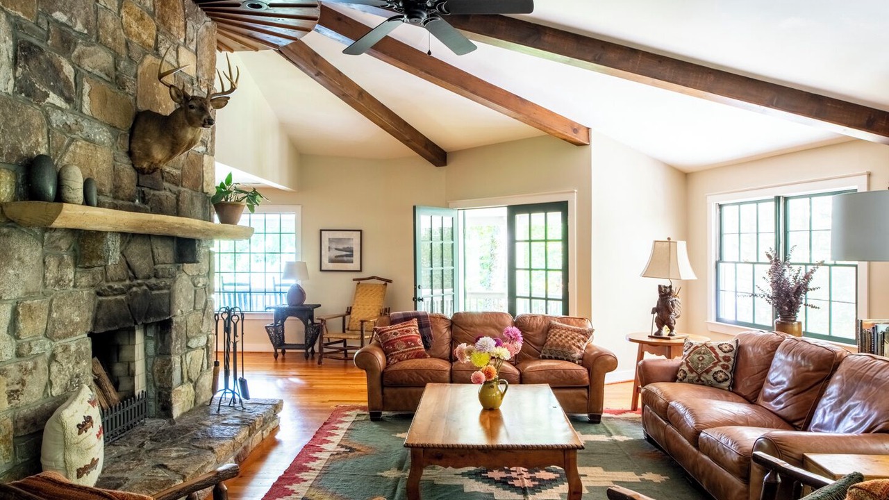 Photo of Livingroom in Cullowhee