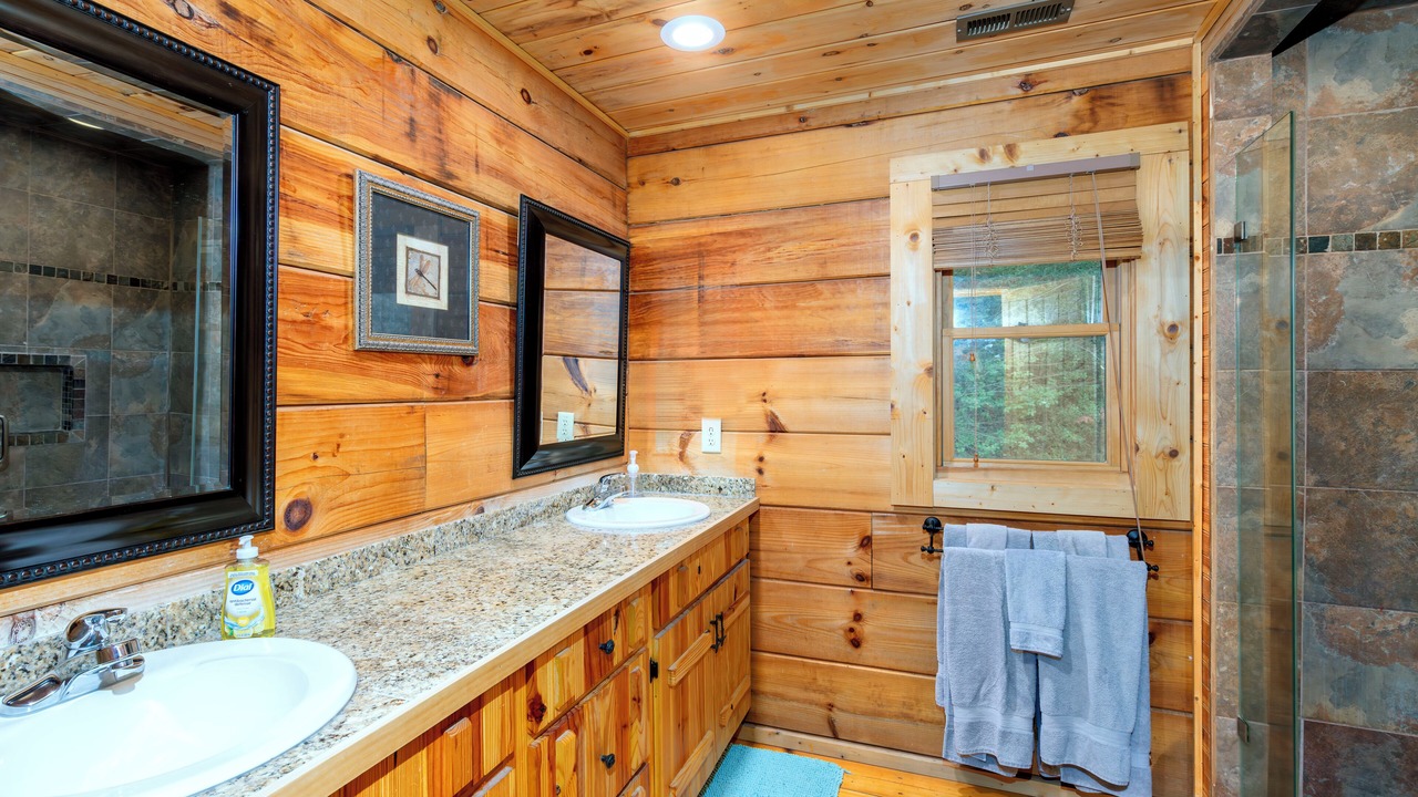 Photo of Bathroom in Globe