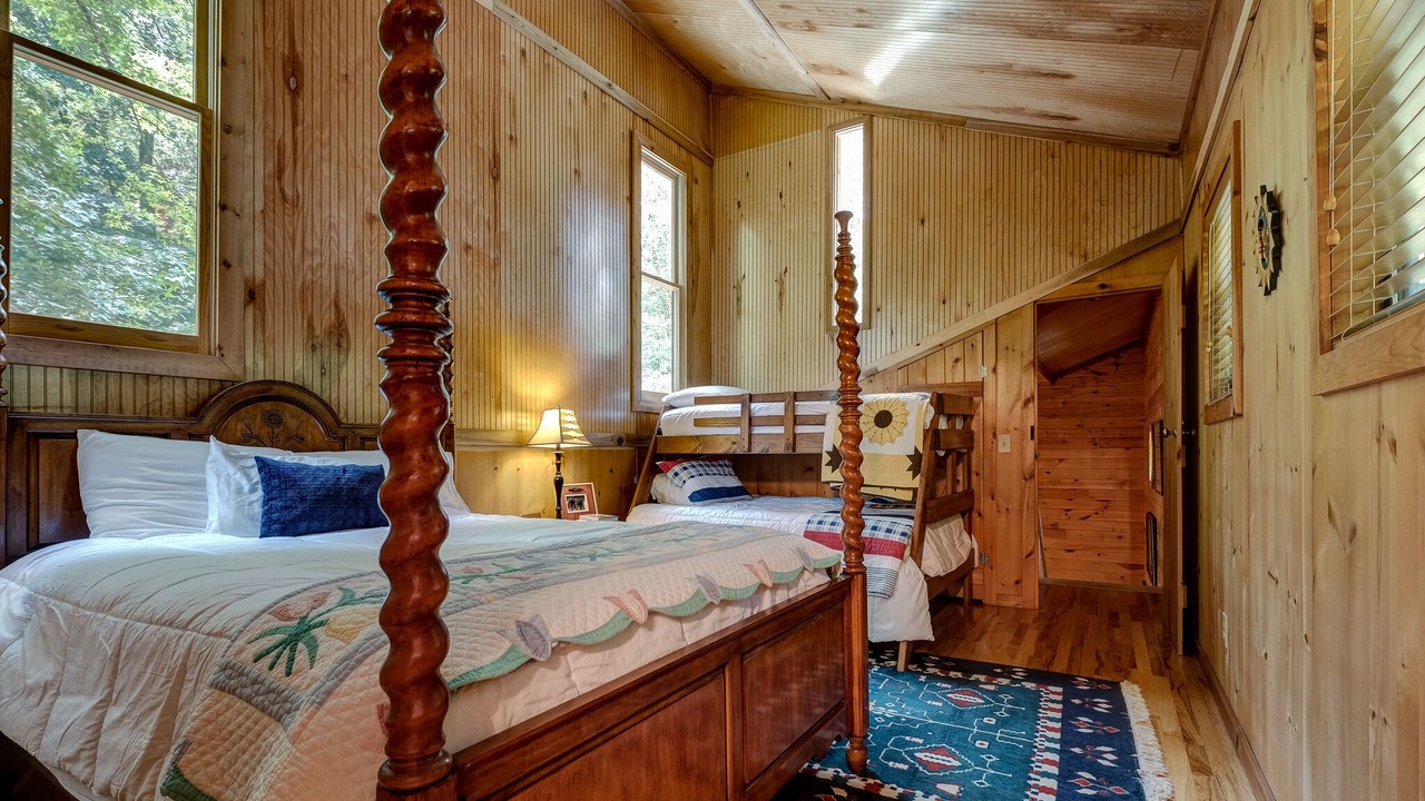Photo of Bedroom in Hayesville