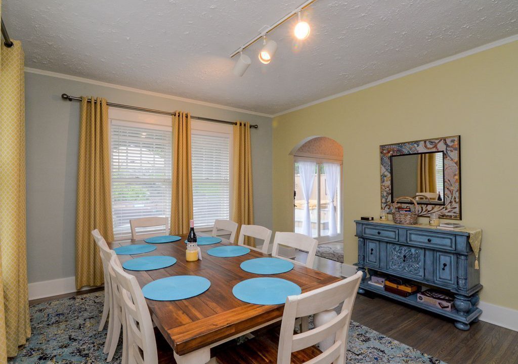 Photo of Livingroom in Hillsboro West End