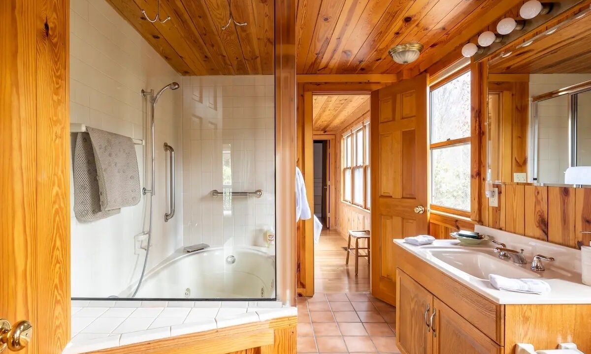 Photo of Bathroom in Highlands Hills