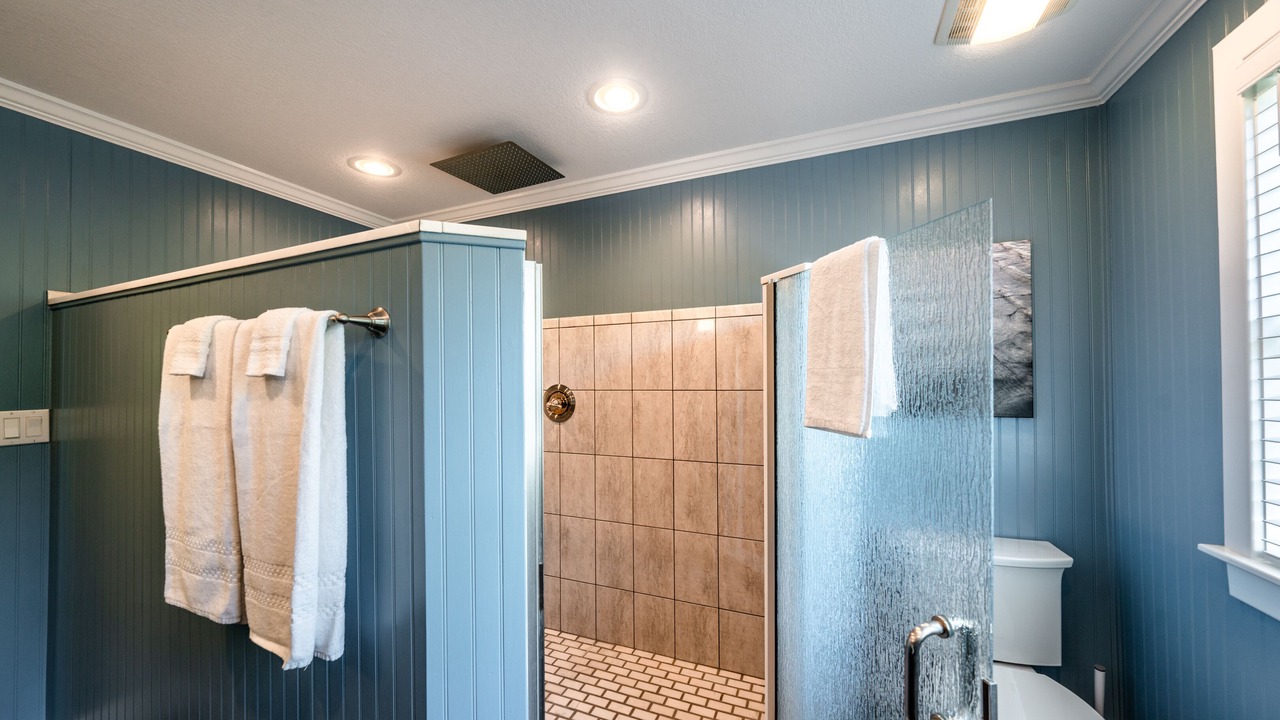 Photo of Bathroom in Waves