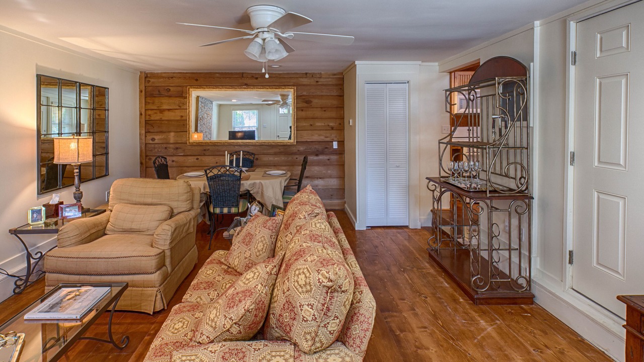 Photo of Livingroom in Mirror Lake