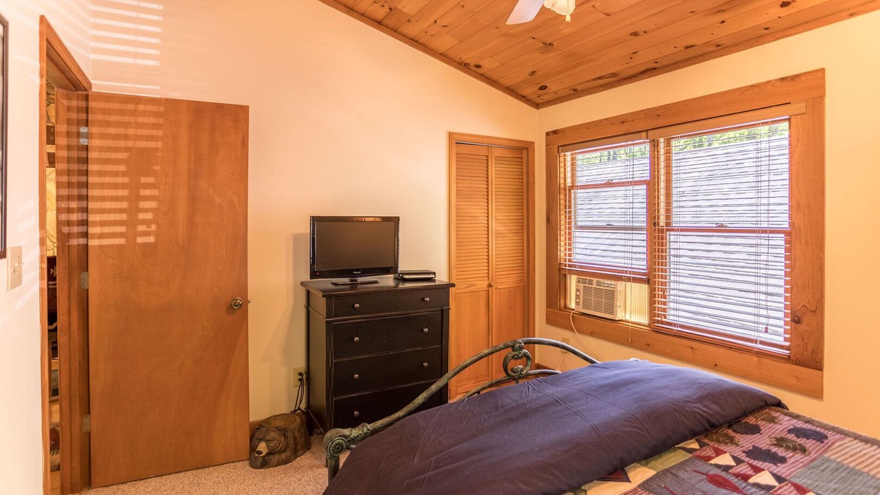 Photo of Bedroom in Sugar Grove