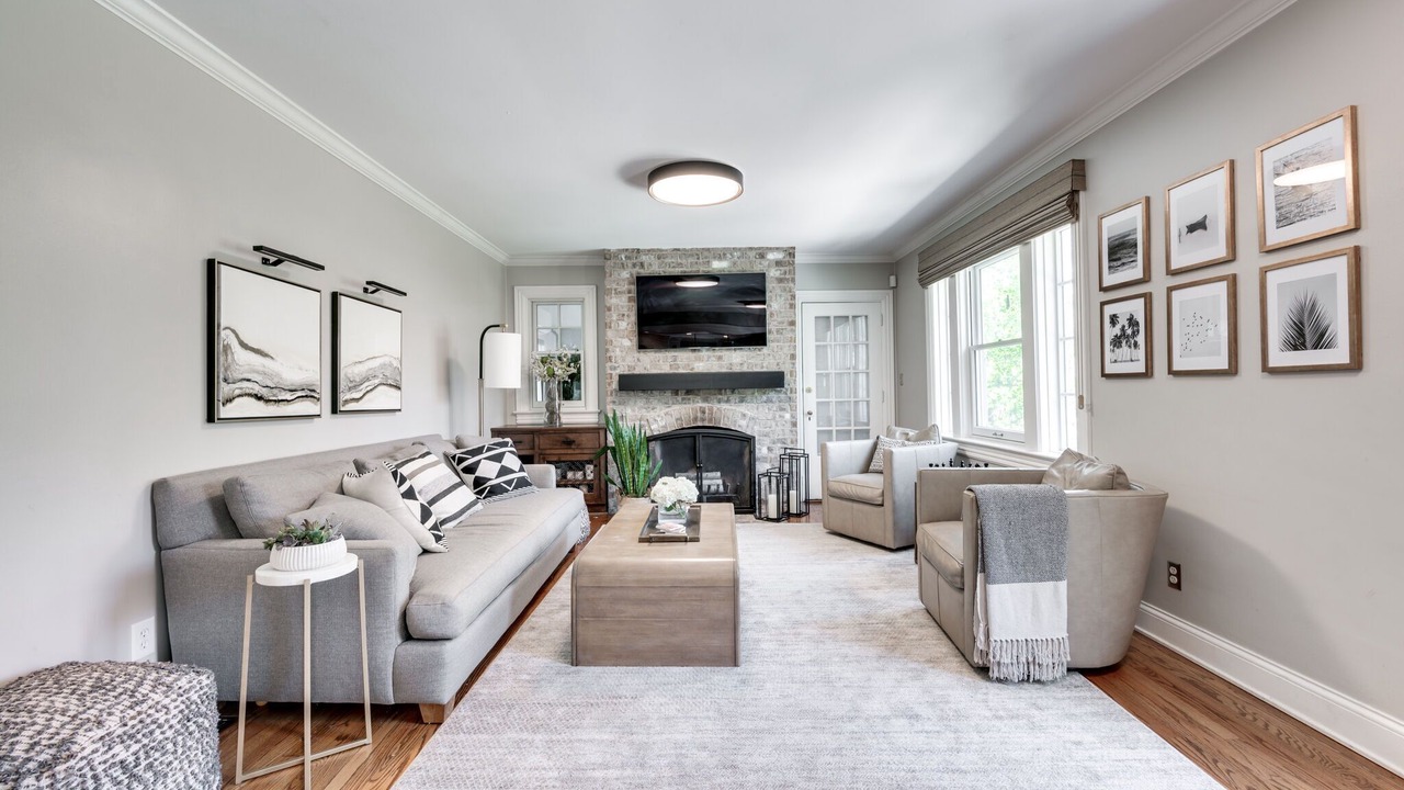 Photo of Livingroom in Belmont - Hillsboro