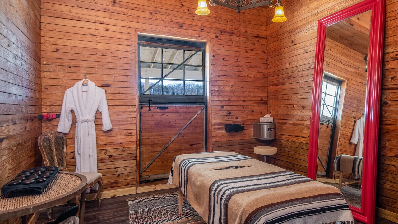 Photo of Bedroom in Hendersonville