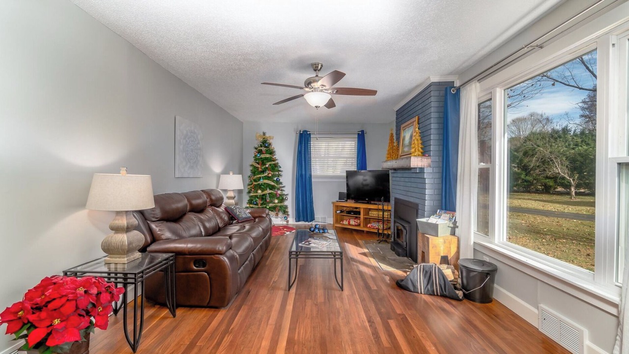 Photo of Livingroom in Haywood County