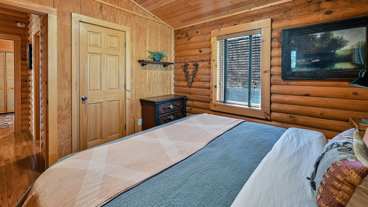 Photo of Bedroom in Royal Pines