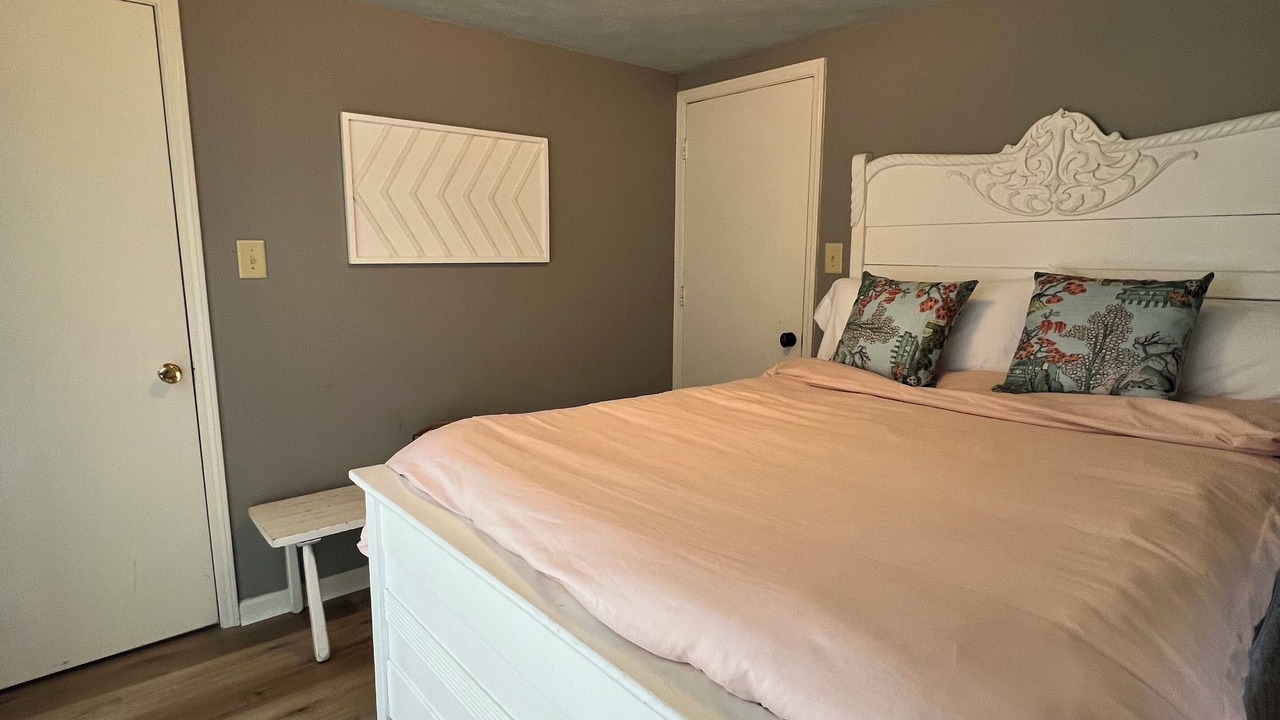 Photo of Bedroom in Leasburg