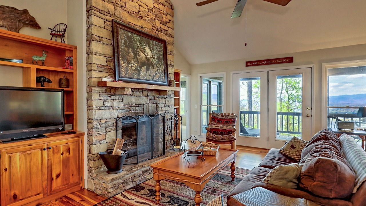 Photo of Livingroom in Eagles View