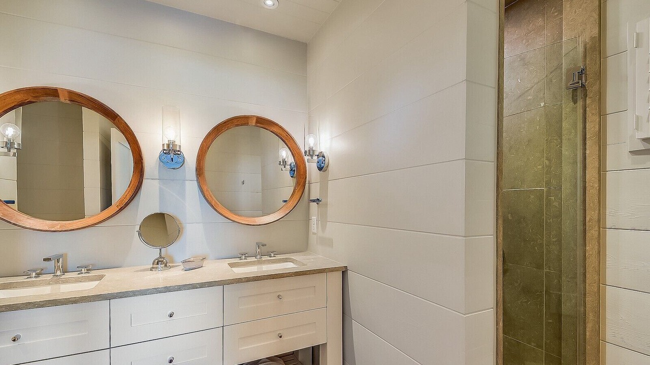 Photo of Bathroom in Beach Lagoon