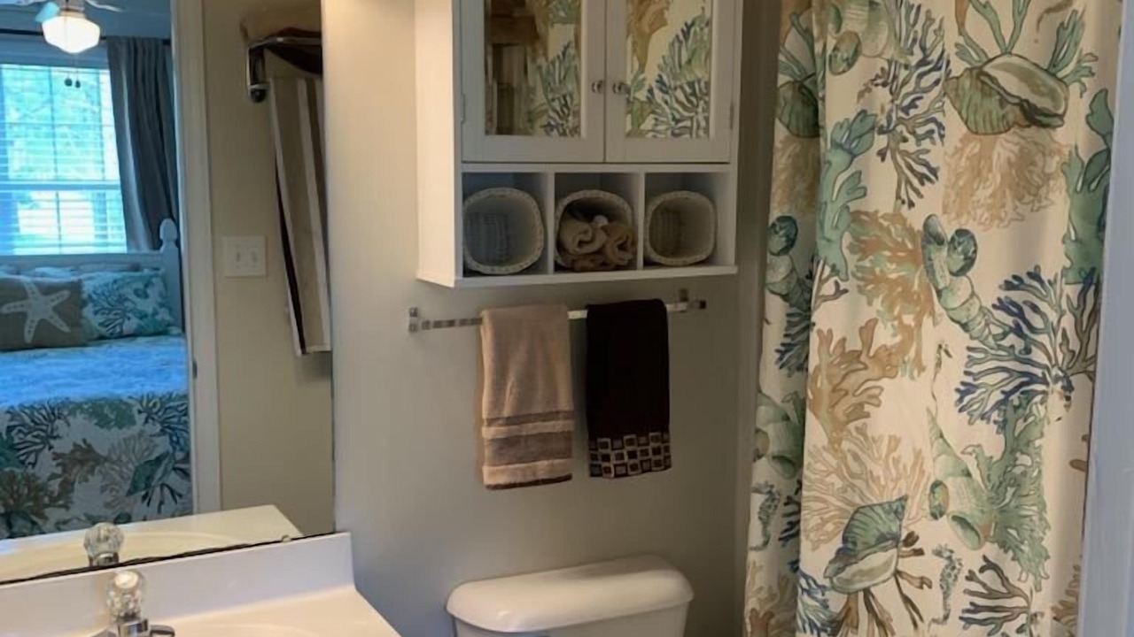 Photo of Bathroom in Peletier