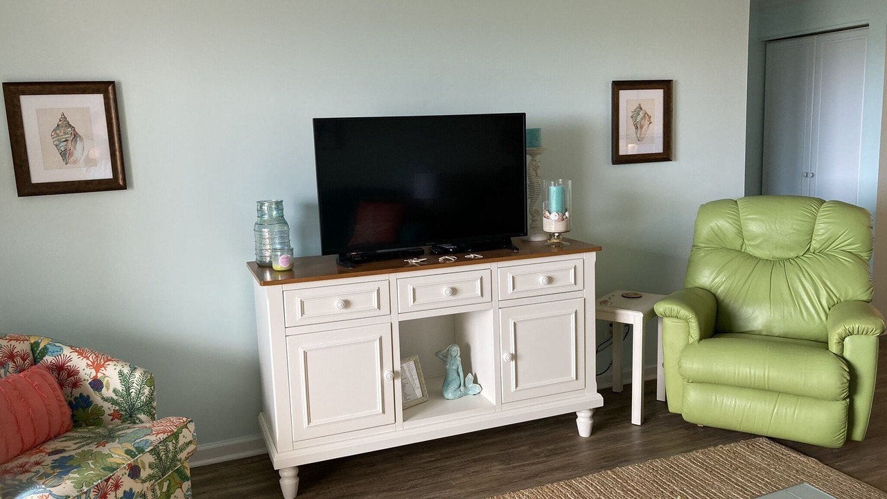 Photo of Livingroom in Pine Knoll Shores
