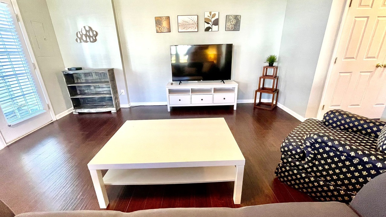 Photo of Livingroom in Davis Lake - Eastfield