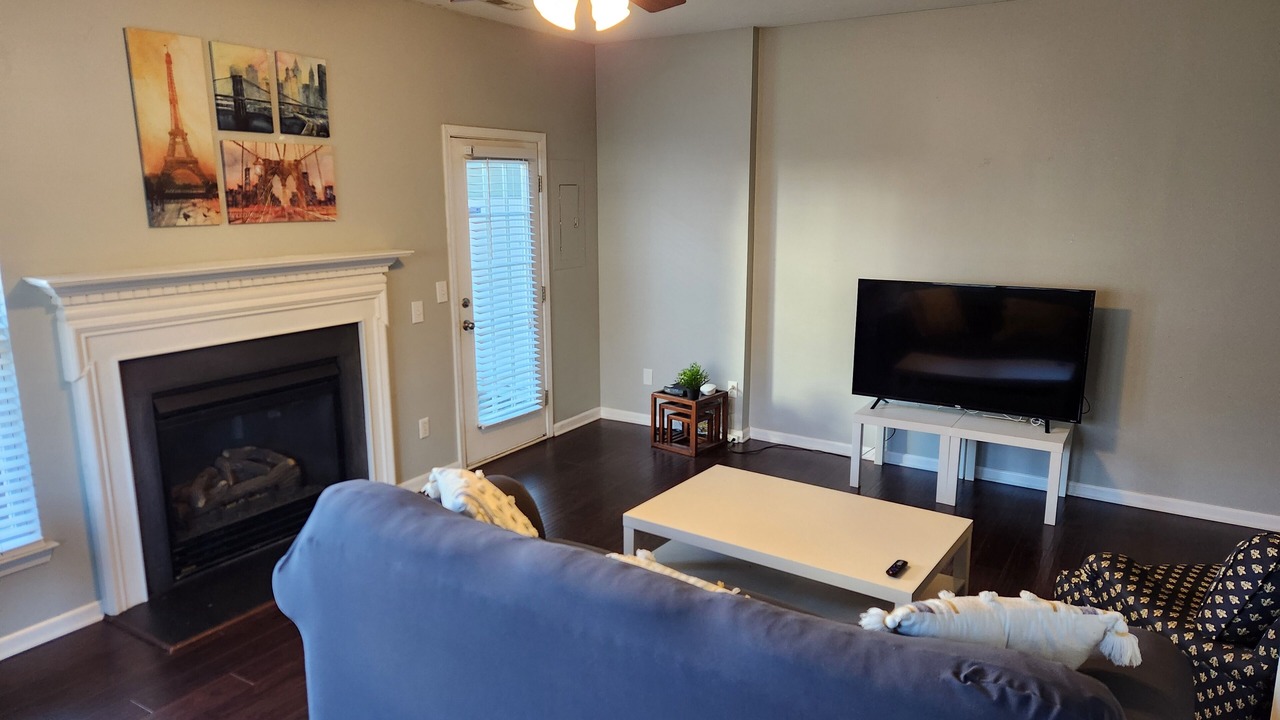 Photo of Livingroom in Davis Lake - Eastfield