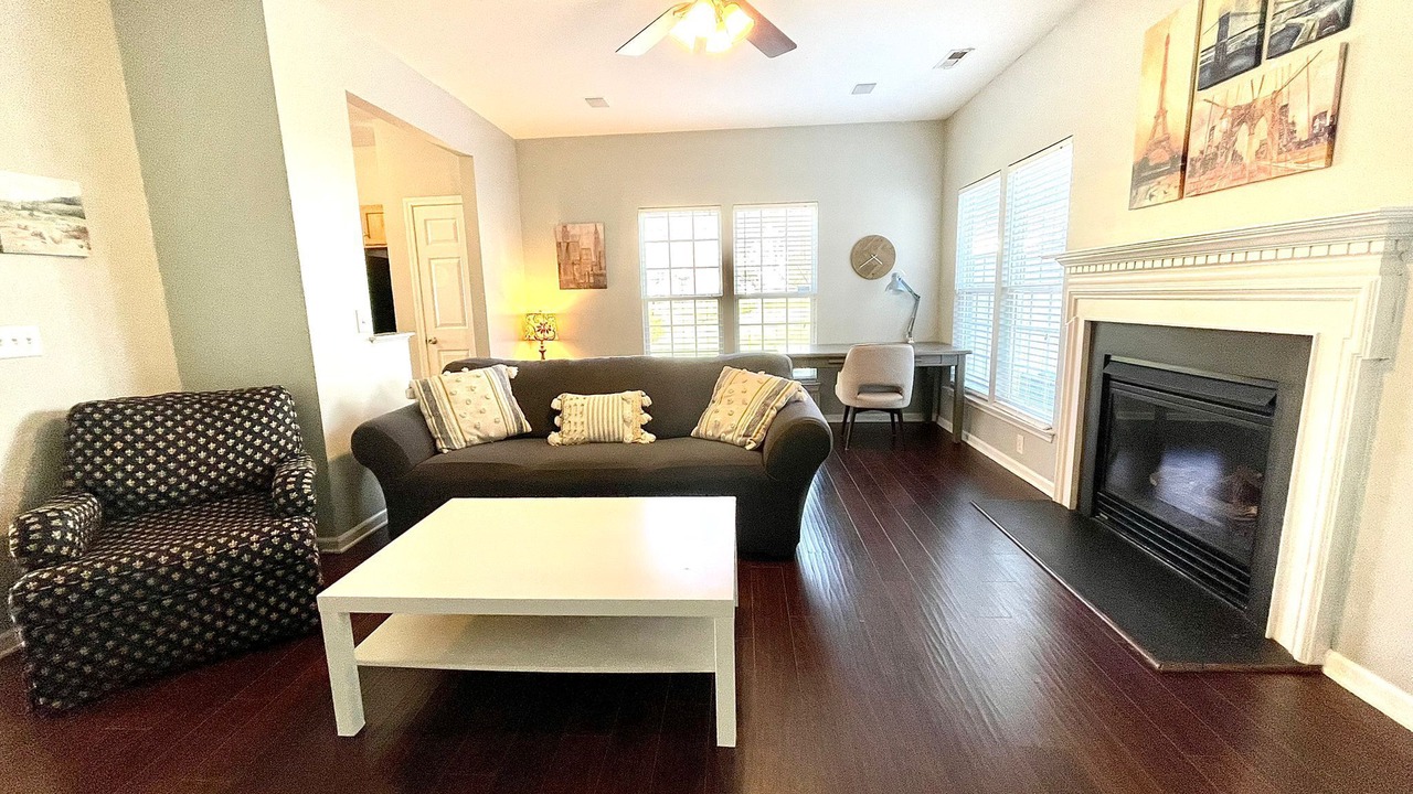 Photo of Livingroom in Davis Lake - Eastfield