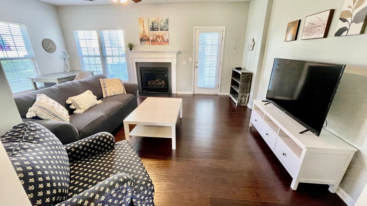 Photo of Livingroom in Davis Lake - Eastfield
