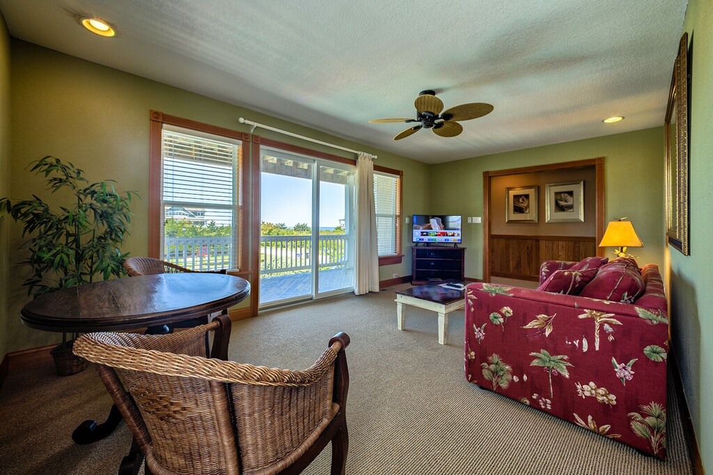 Photo of Livingroom in Wind Over Waves