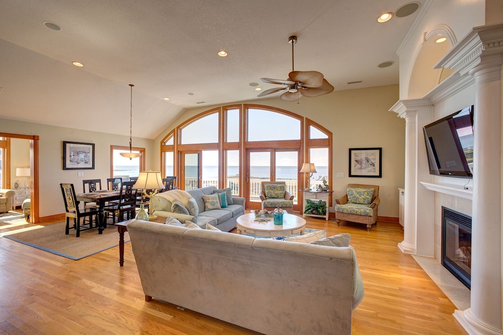 Photo of Livingroom in Wind Over Waves