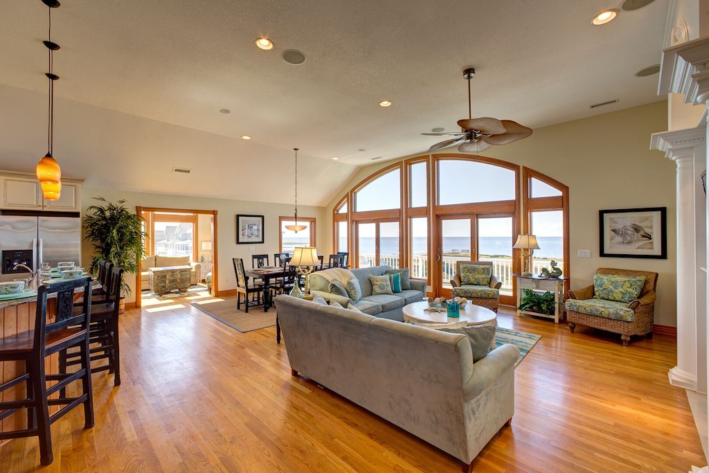 Photo of Livingroom in Wind Over Waves