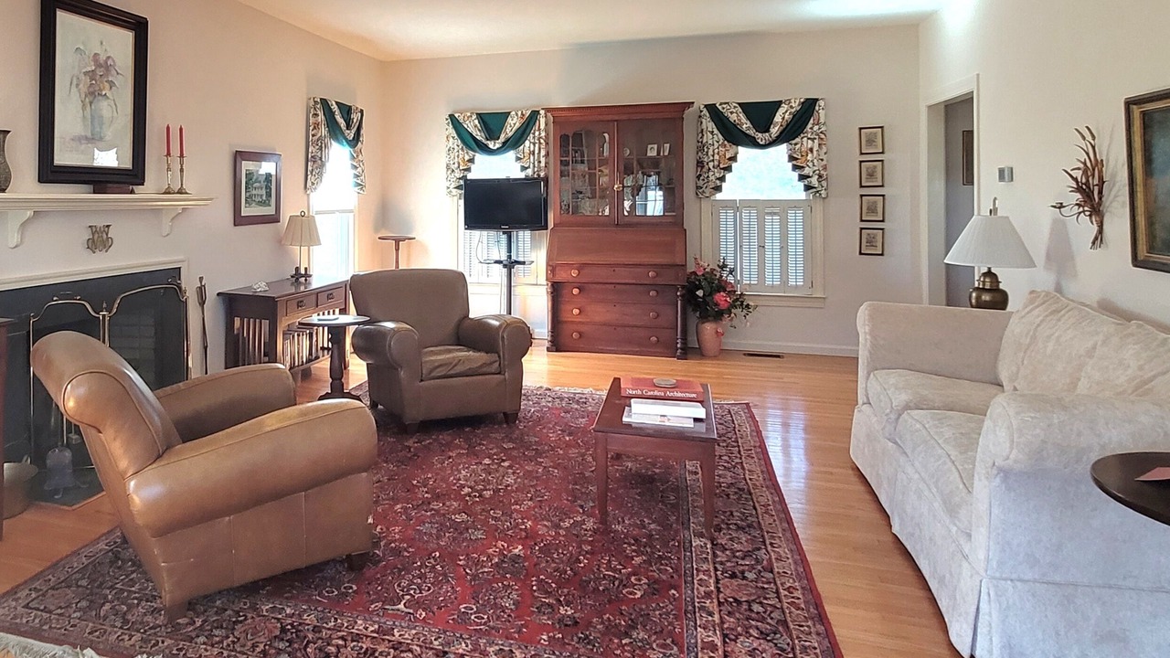 Photo of Livingroom in Oriental