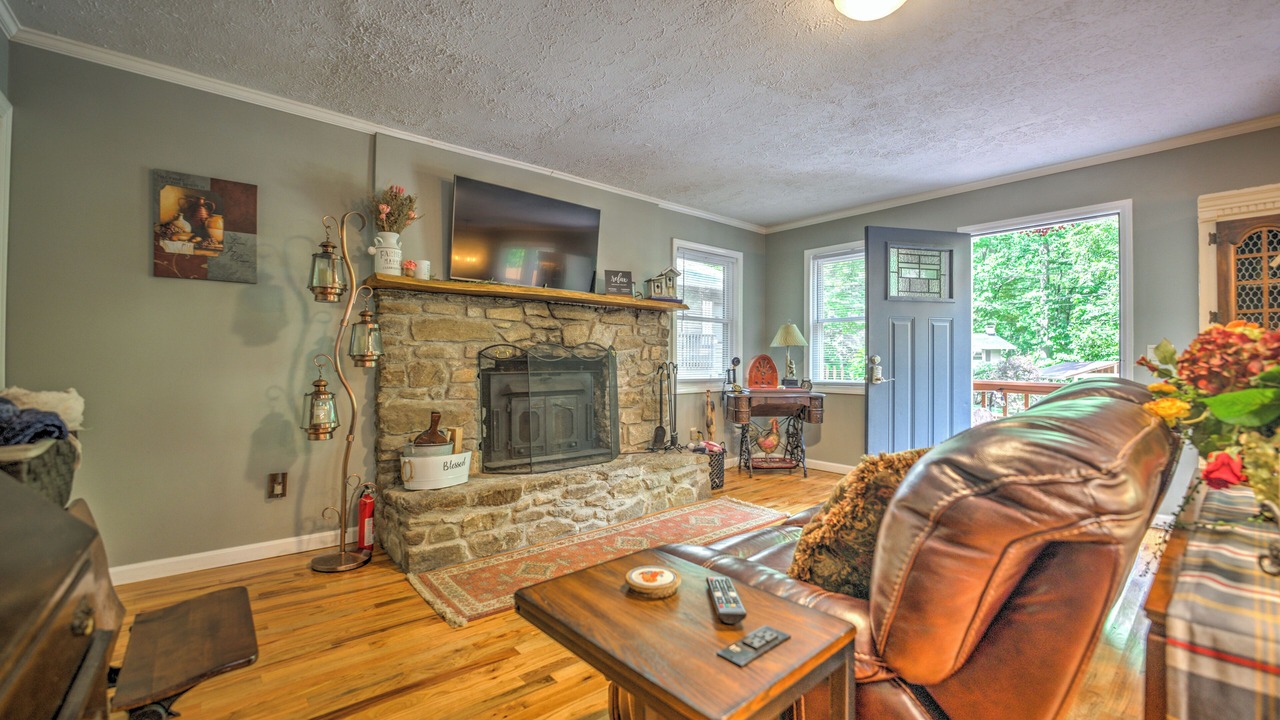 Photo of Livingroom in Maggie Valley