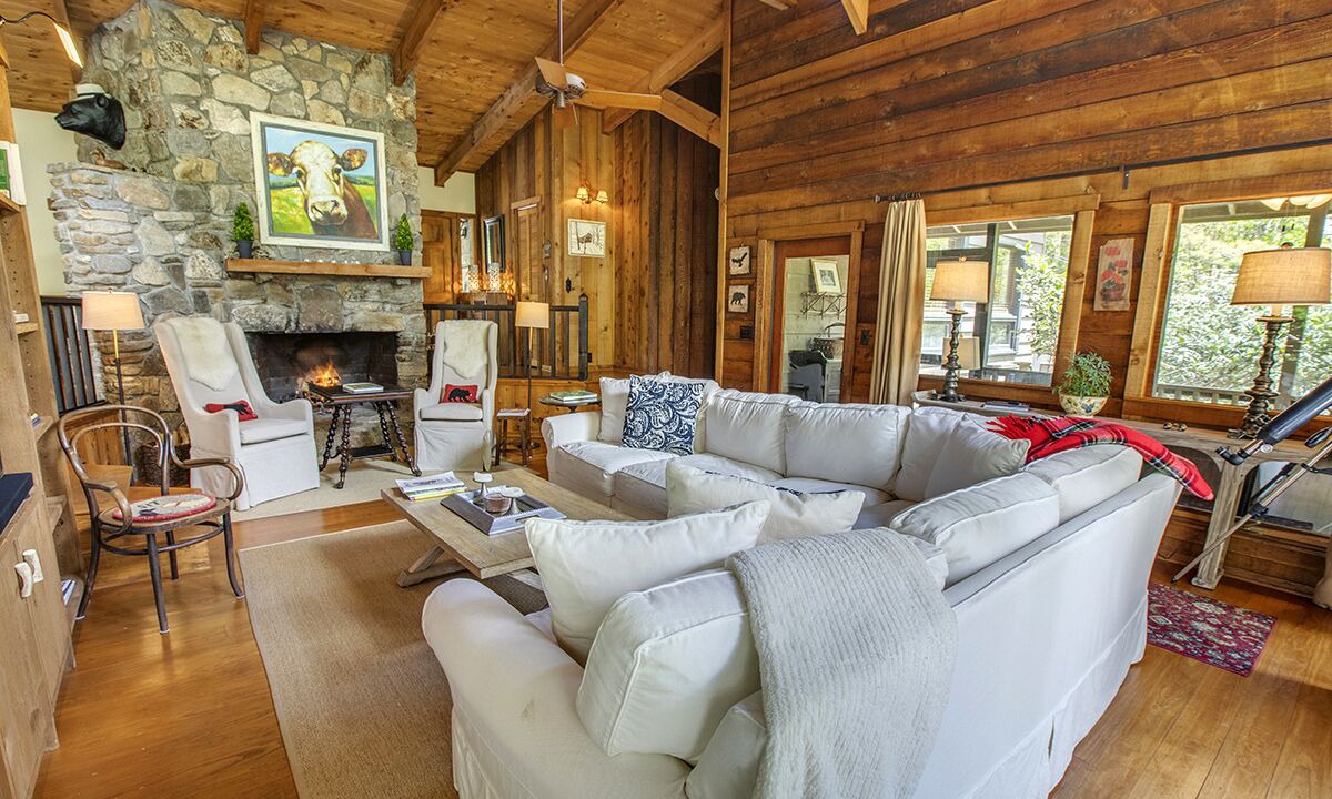 Photo of Livingroom in Highlands Hills