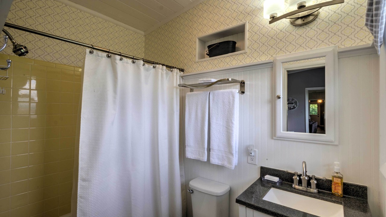 Photo of Bathroom in Laurel Park