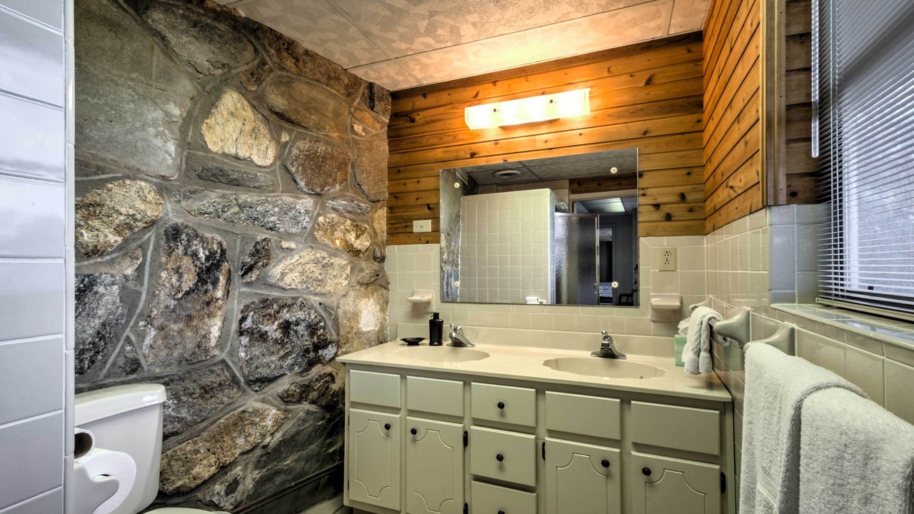 Photo of Bathroom in Laurel Park