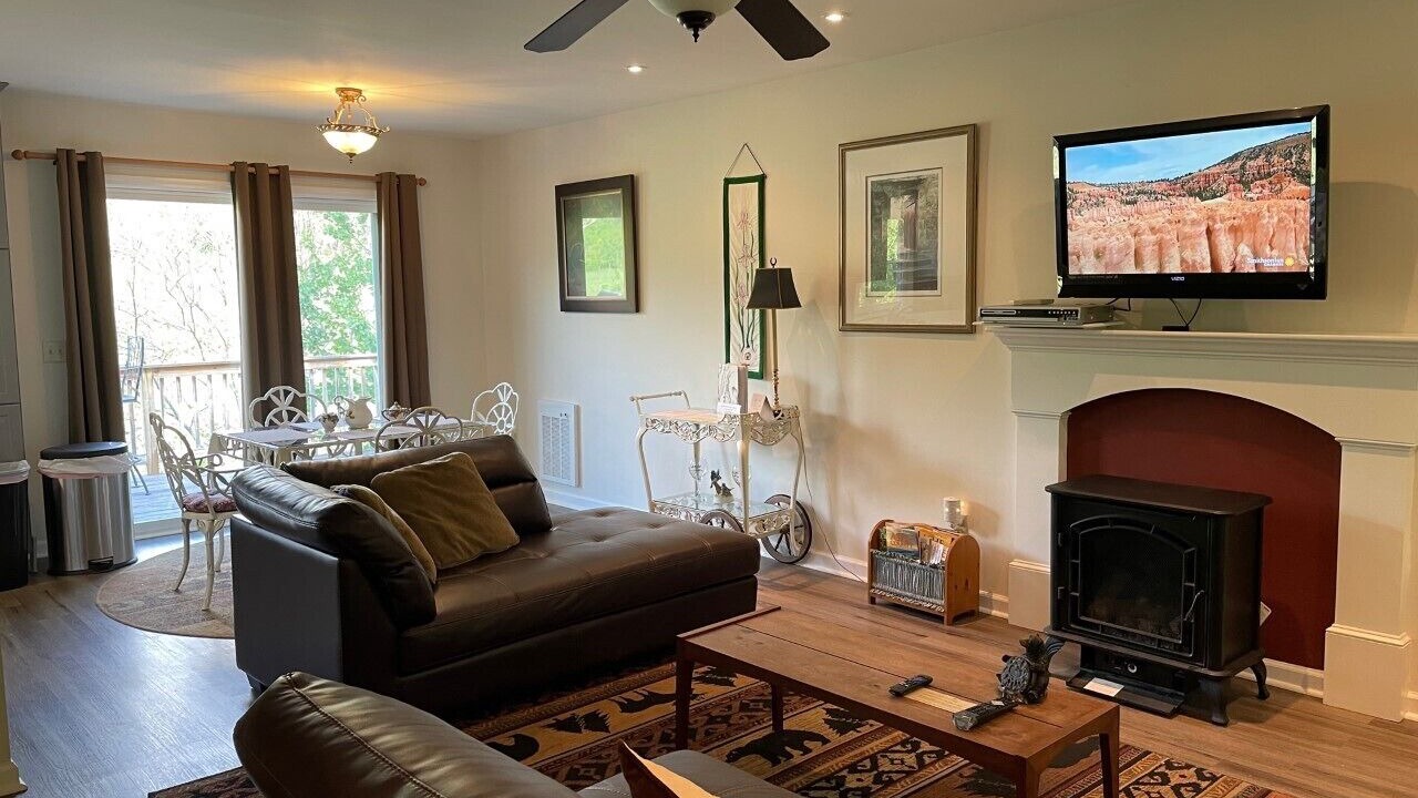 Photo of Livingroom in West Jefferson