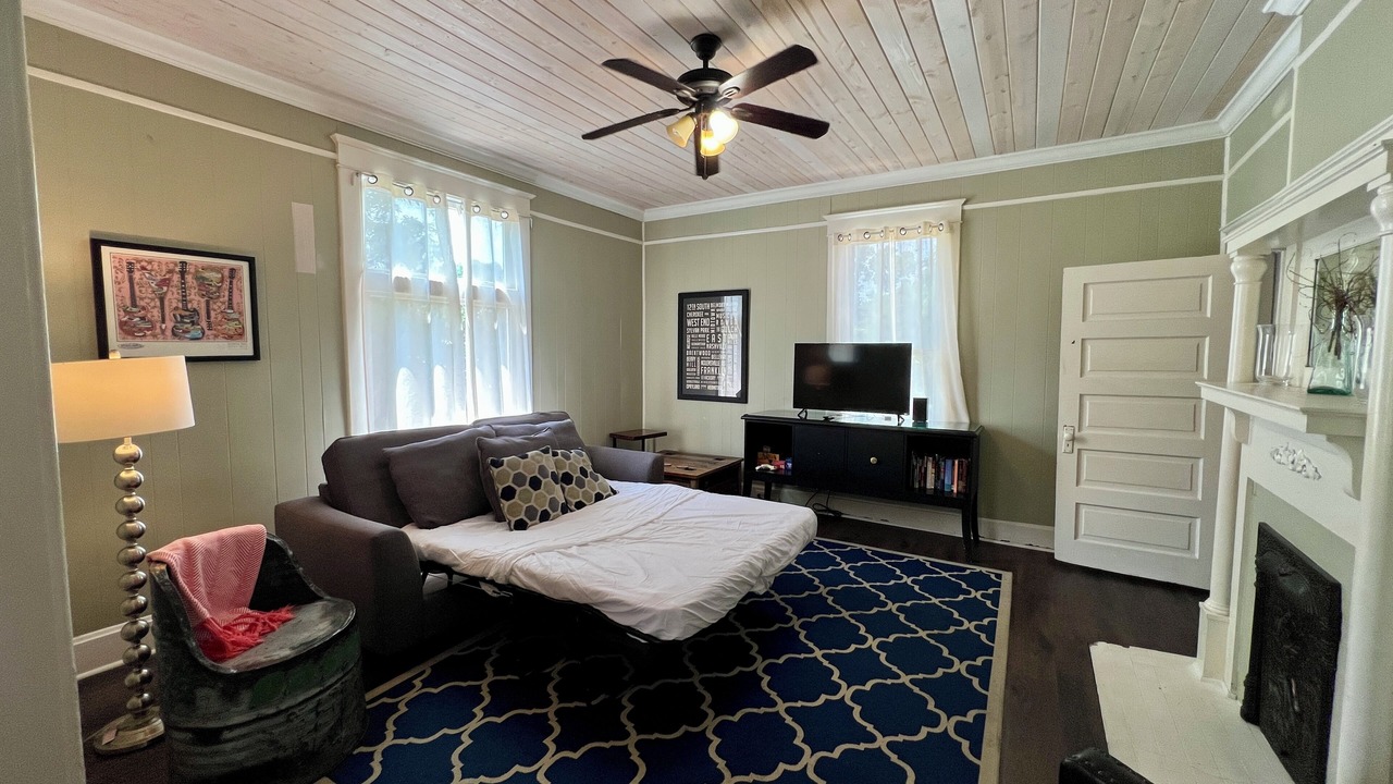 Photo of Livingroom in Historic Waverly