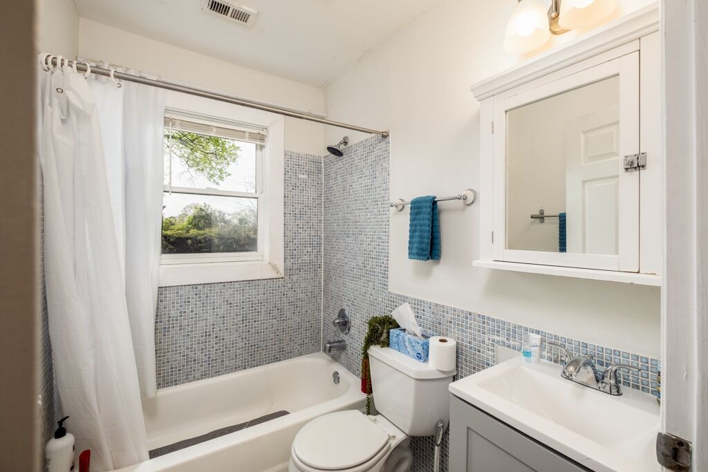 Photo of Bathroom in Commonwealth Park