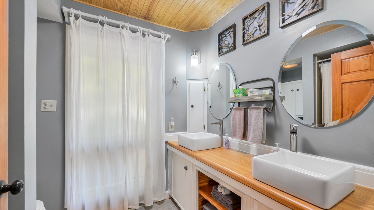 Photo of Bathroom in Royal Pines