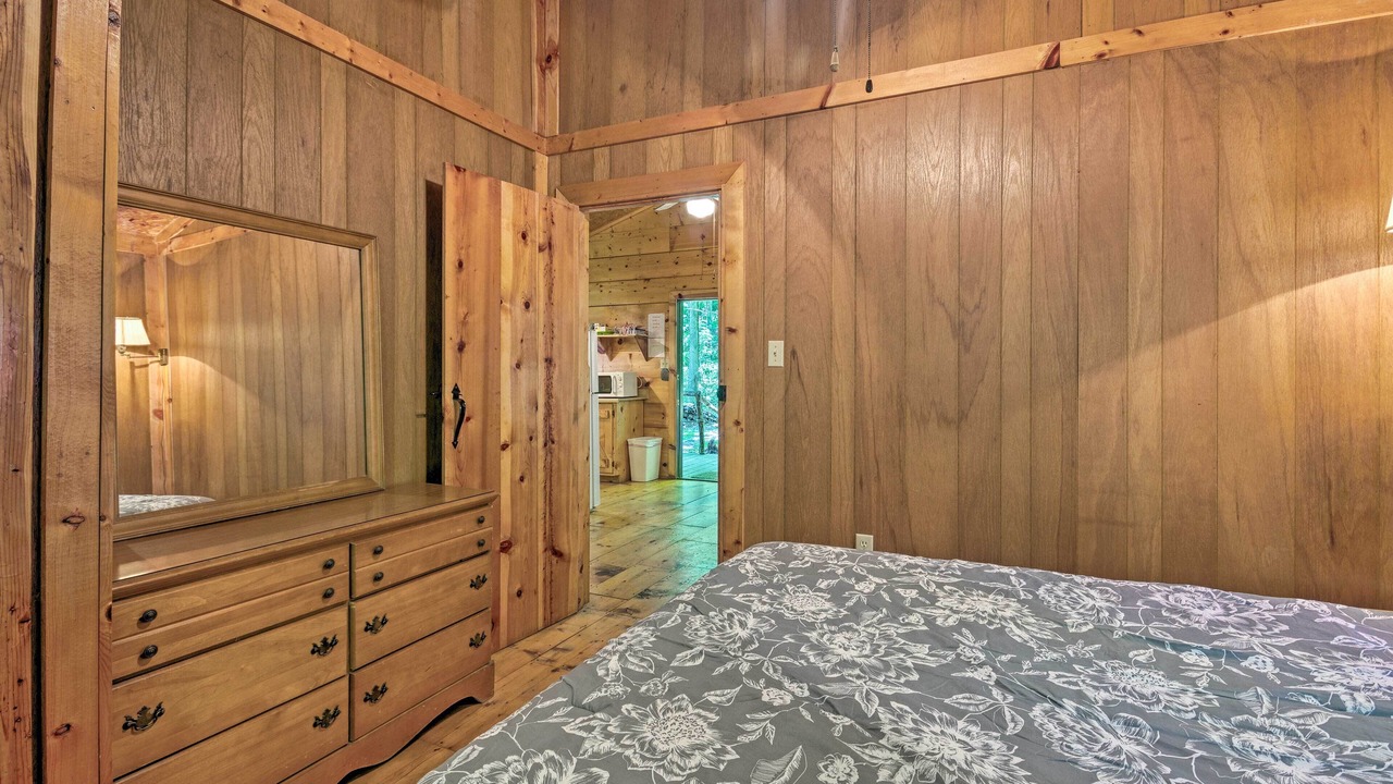 Photo of Bedroom in Barnardsville