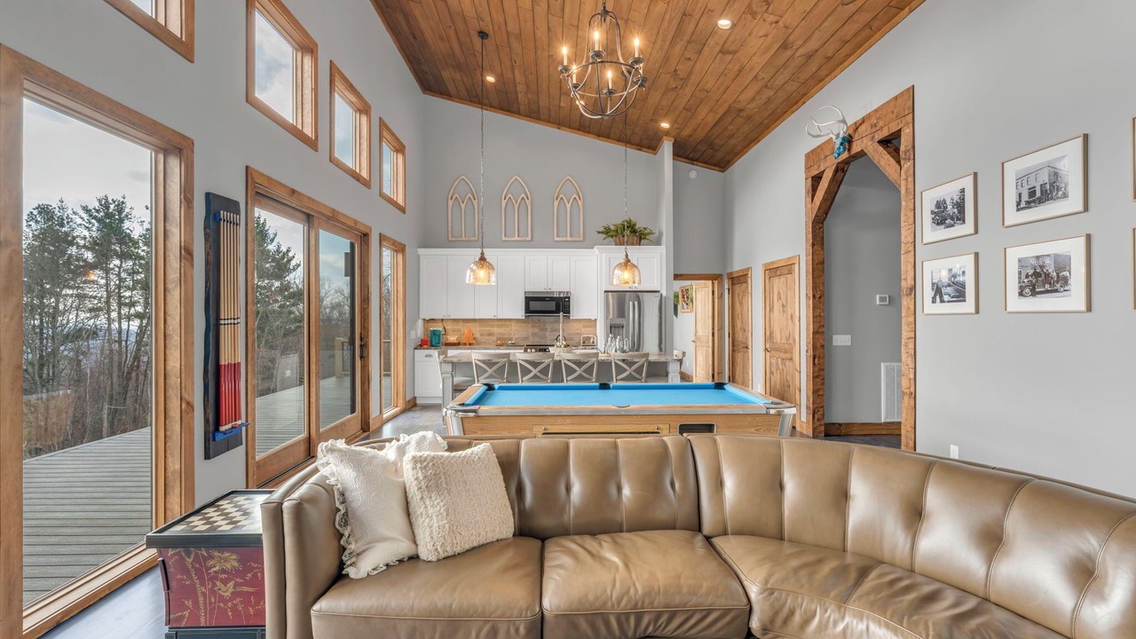 Photo of Livingroom in West Jefferson