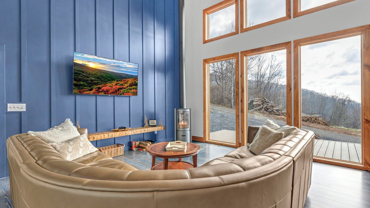Photo of Livingroom in West Jefferson